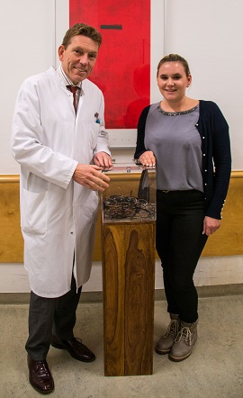 Herr Prof. Thomas Kohnen und Frau Adriana Kaltenschnee mit der Brillenbox