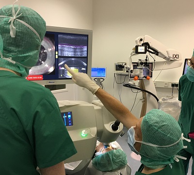 Herr Prof. Dr. T. Kohnen zeigt den Studenten den Einsatz des Femtosekundenlasers bei der Kataraktchirurgie